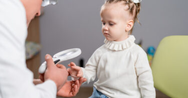 Як дитячий дерматолог допоможе зберегти здоров’я шкіри вашої дитини