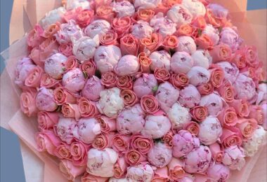 букет из 101 пиона с доставкой в ресторан