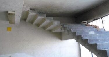 Як надійно закріпити сходи в газобетонному будинку