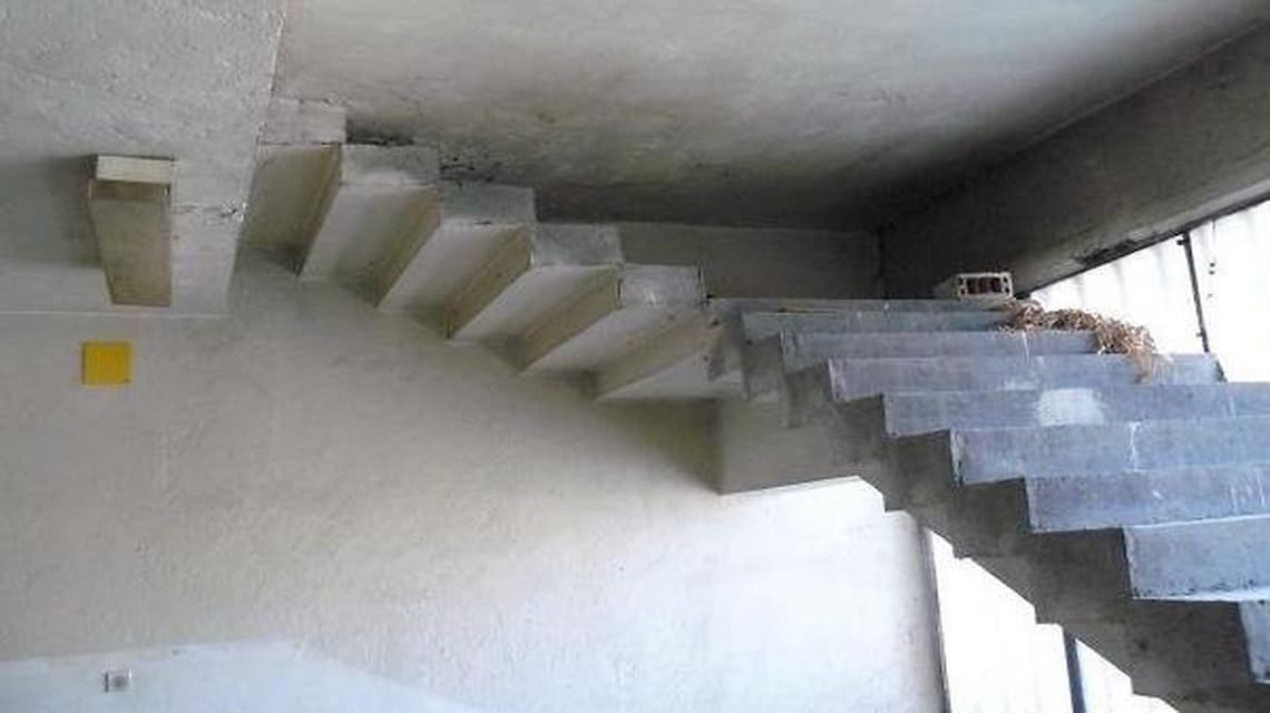 Як надійно закріпити сходи в газобетонному будинку